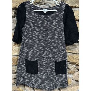 Women’s 9-HI5 StCL Anthropologie Textured Shift Dress Black Lace Sleeves Front P